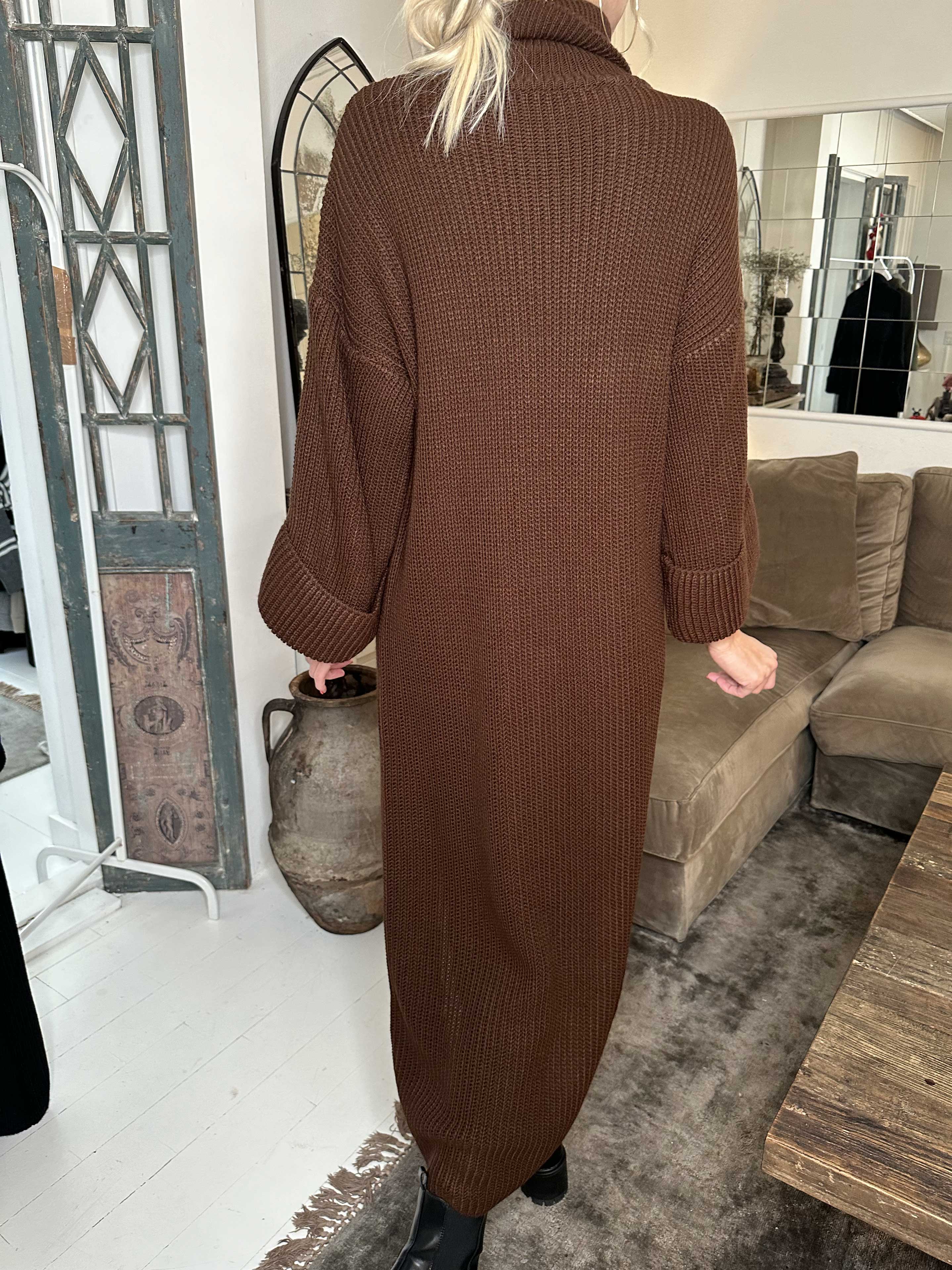 Alba - Lang højhalset strikkjole med højt slids i midten